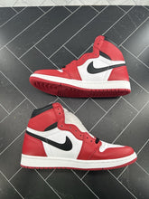 Load image into Gallery viewer, NEW Nike Air Jordan 1 Retro OG High Chicago Size 10 2015 555088-101