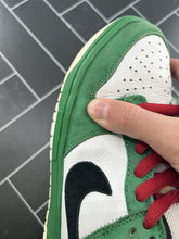 Load image into Gallery viewer, Nike SB Dunk Low Pro Heineken 2003 Size 7 304292-302